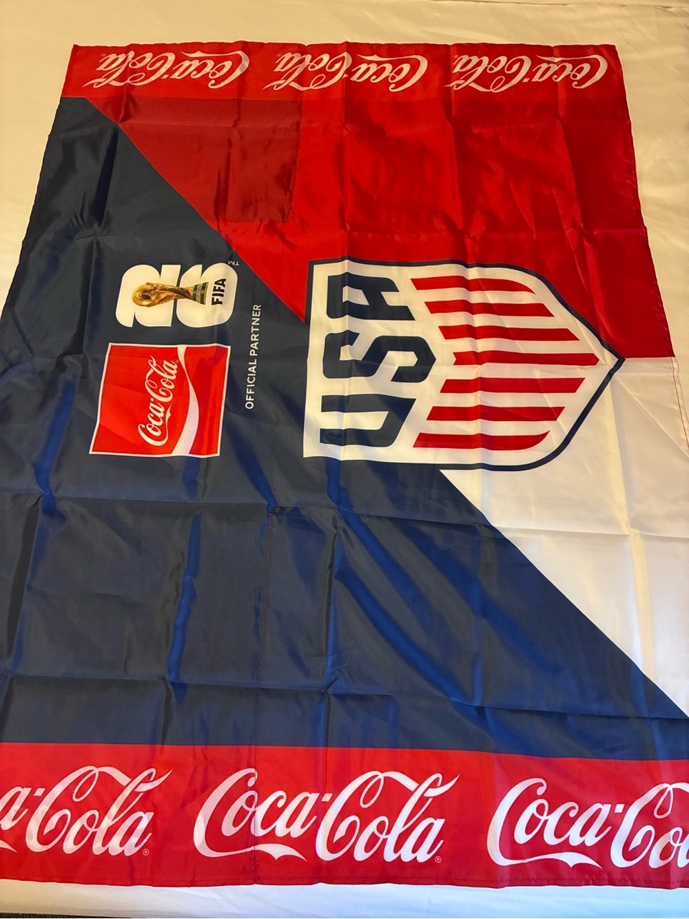 🇺🇸 LIMITED EDITION FIFA World Cup 2026 Coca-Cola USA Flag Cape/Wrap - NEW